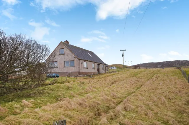 Detached 4-Bedroom Home with Garage, Workshop and Large Garden, 16a Breasclete