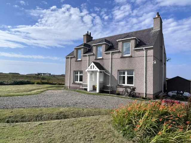 Five Bedroom Waterfront Manse, with Generous Plot and Jetty, Breaclete, Great Bernera — photo 2 of 47