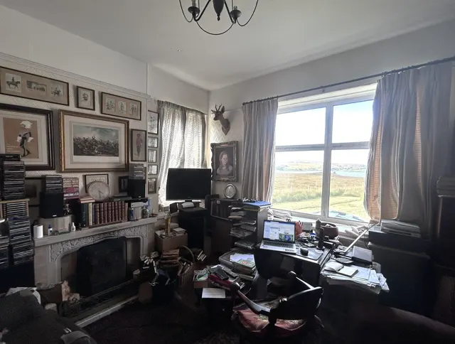 Five Bedroom Waterfront Manse, with Generous Plot and Jetty, Breaclete, Great Bernera — photo 11 of 47