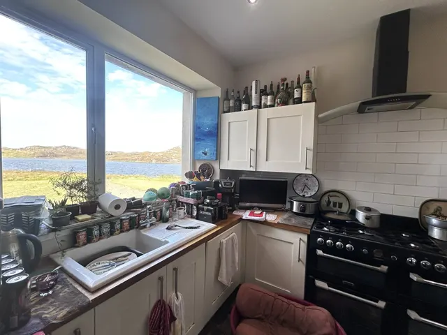 Five Bedroom Waterfront Manse, with Generous Plot and Jetty, Breaclete, Great Bernera — photo 16 of 47