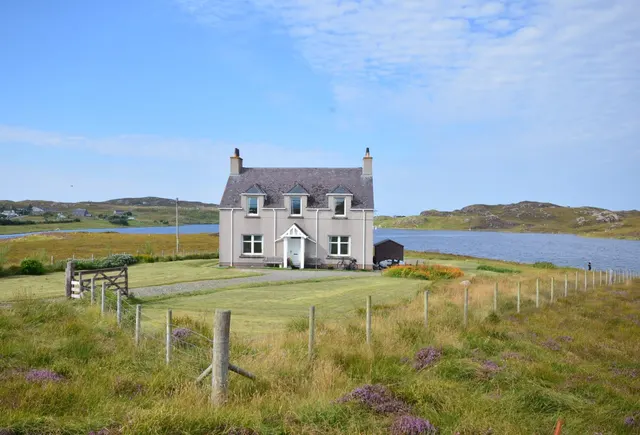 Five Bedroom Waterfront Manse, with Generous Plot and Jetty, Breaclete, Great Bernera — photo 3 of 47