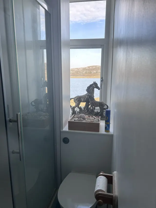 Five Bedroom Waterfront Manse, with Generous Plot and Jetty, Breaclete, Great Bernera — photo 30 of 47