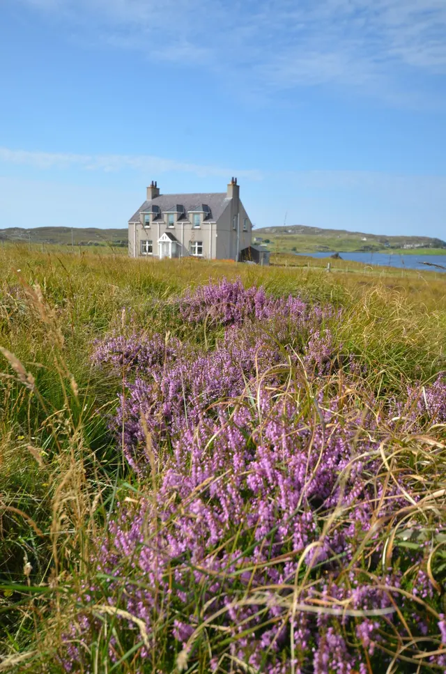 Five Bedroom Waterfront Manse, with Generous Plot and Jetty, Breaclete, Great Bernera — photo 4 of 47