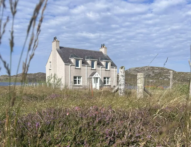 Five Bedroom Waterfront Manse, with Generous Plot and Jetty, Breaclete, Great Bernera — photo 5 of 47