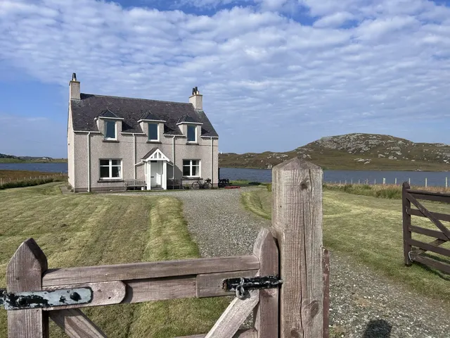 Five Bedroom Waterfront Manse, with Generous Plot and Jetty, Breaclete, Great Bernera — photo 6 of 47