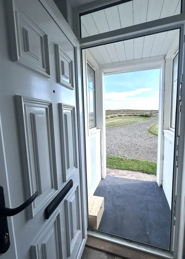 Five Bedroom Waterfront Manse, with Generous Plot and Jetty, Breaclete, Great Bernera — photo 8 of 47