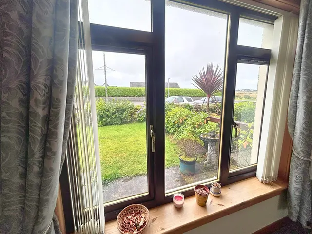 Terraced four bedroom house – 7 Parkend, Sandwick — photo 12 of 46