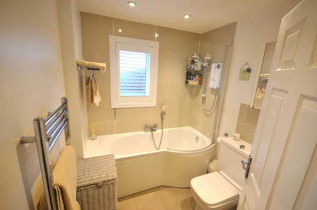 7 Morrison Terrace, Tong — photo 15 of 44